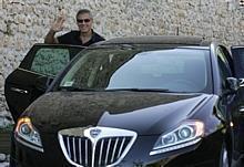 Goerge Clooney kam im Lancia Delta zur Eröffnung der 'Nobel Peace Hall' in L'Aquila. Foto: Auto-Reporter/Lancia